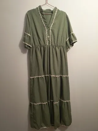 Vestito verde lungo con volant