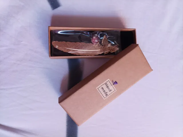 Marcador de página artesanal em pena com borboleta