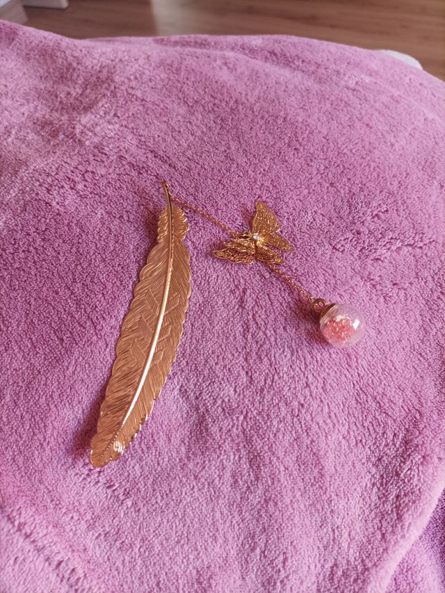 Marcador de página artesanal em pena com borboleta