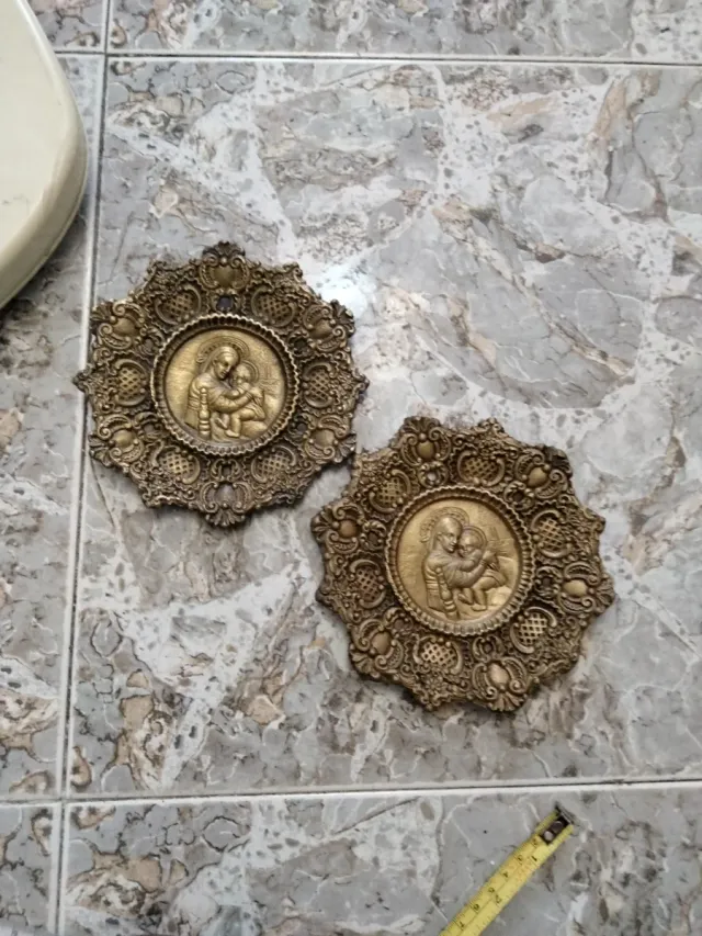 2 piatti decorativi in rilievo vergine