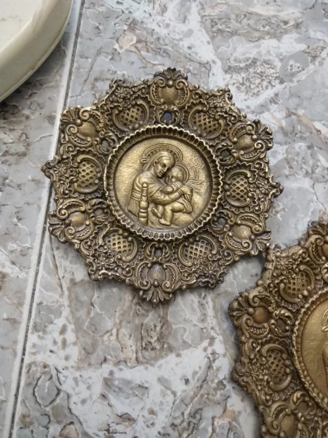 2 piatti decorativi in rilievo vergine