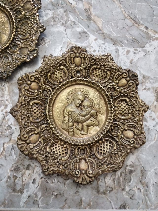 2 piatti decorativi in rilievo vergine