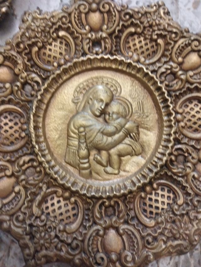 2 piatti decorativi in rilievo vergine