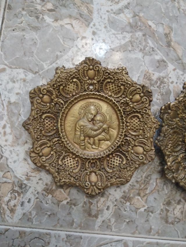 2 piatti decorativi in rilievo vergine