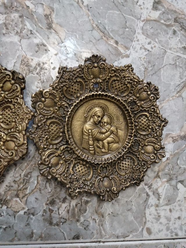 2 piatti decorativi in rilievo vergine