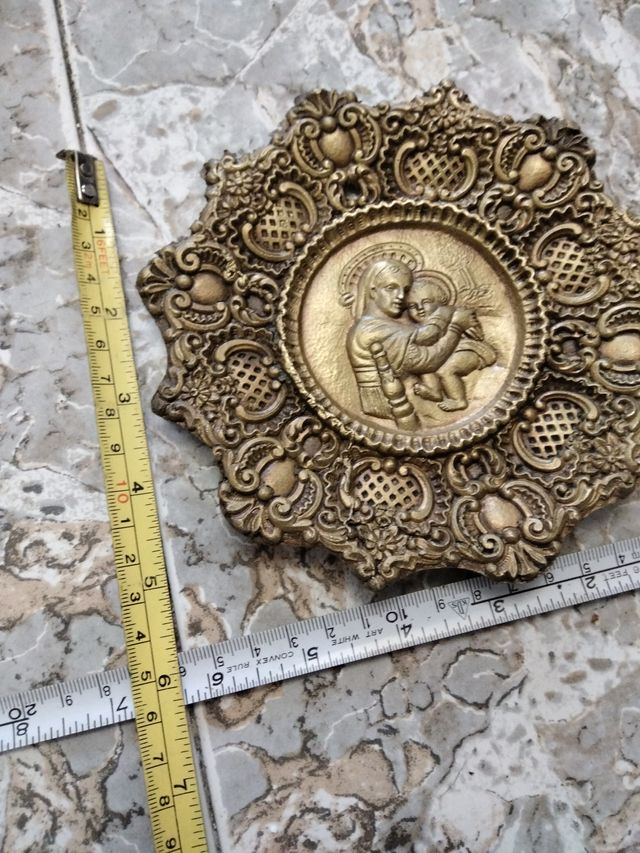 2 piatti decorativi in rilievo vergine