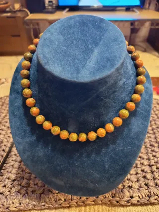 Collana perline verdi e arancioni