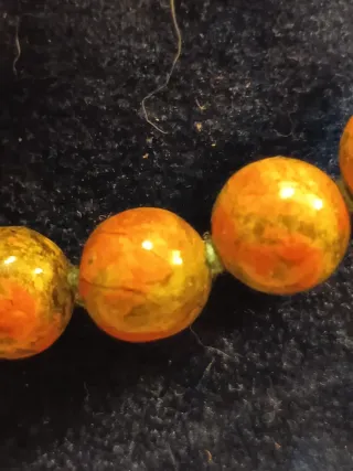 Collana perline verdi e arancioni