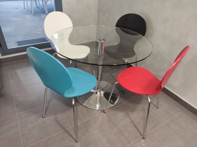 Mesa cristal redonda y 4 sillas modernas