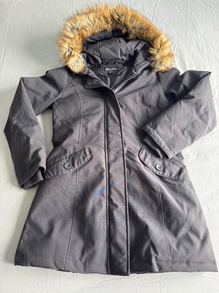 Parka gris con capucha y pelo
