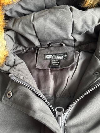 Parka gris con capucha y pelo