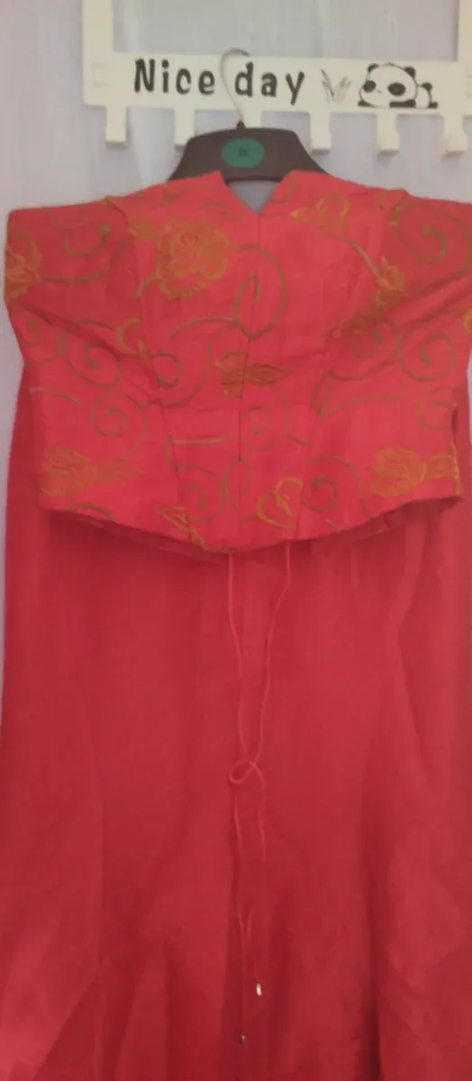  Vestido de dos piezas corsé  bordado y falda