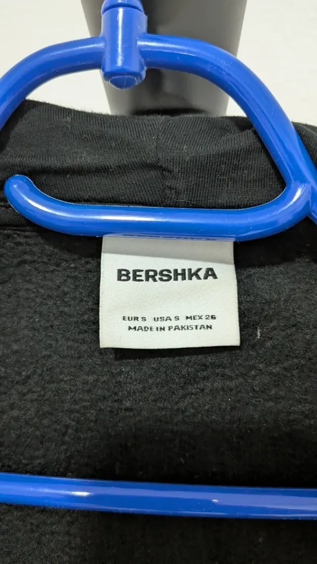 Chaqueta corta con capucha Bershka negra Talla S