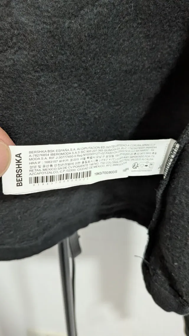 Chaqueta corta con capucha Bershka negra Talla S