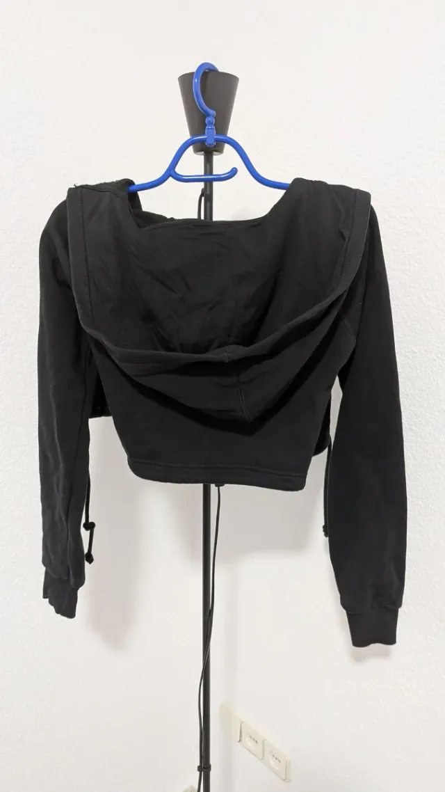 Chaqueta corta con capucha Bershka negra Talla S