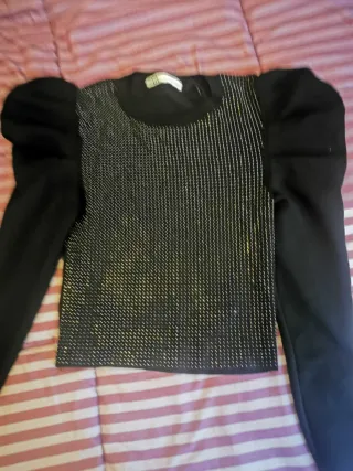 Blusa negra con detalles dorados, 