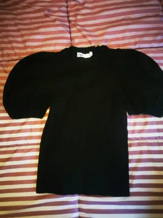 Blusa negra con detalles dorados, 