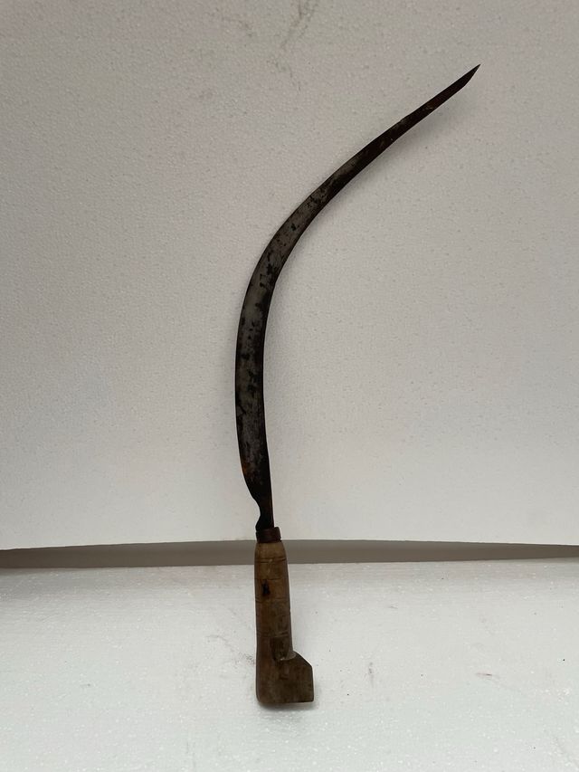 Hoz antigua de metal y madera