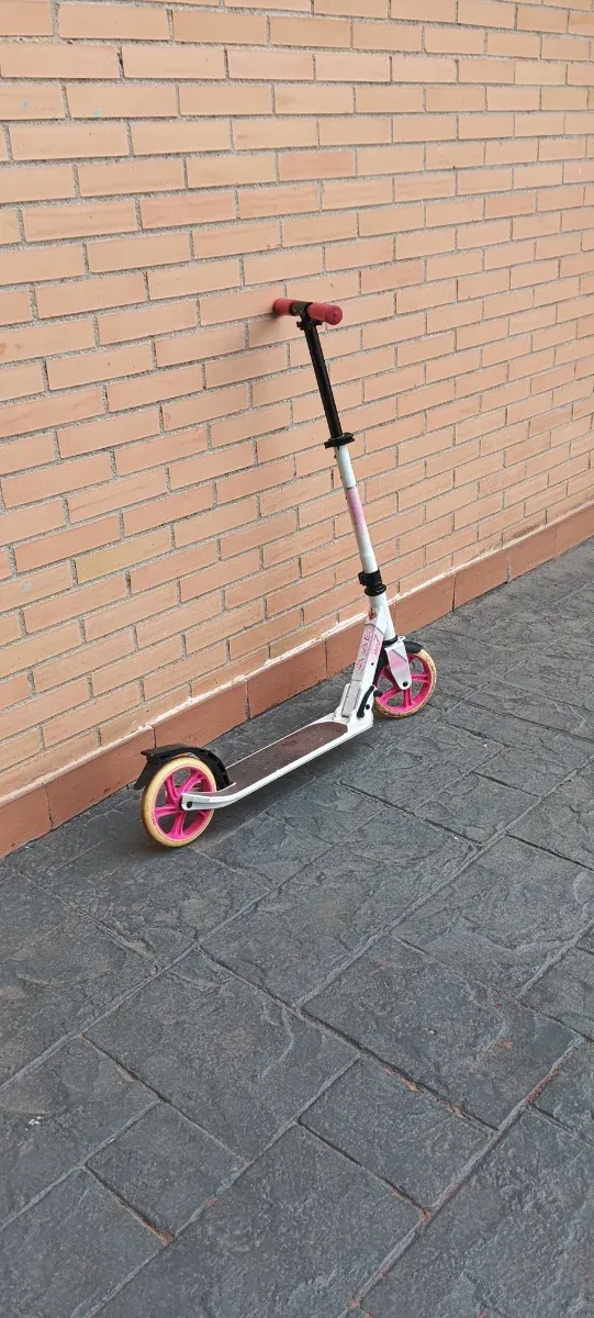 Patinete Decathlon blanco y rosa