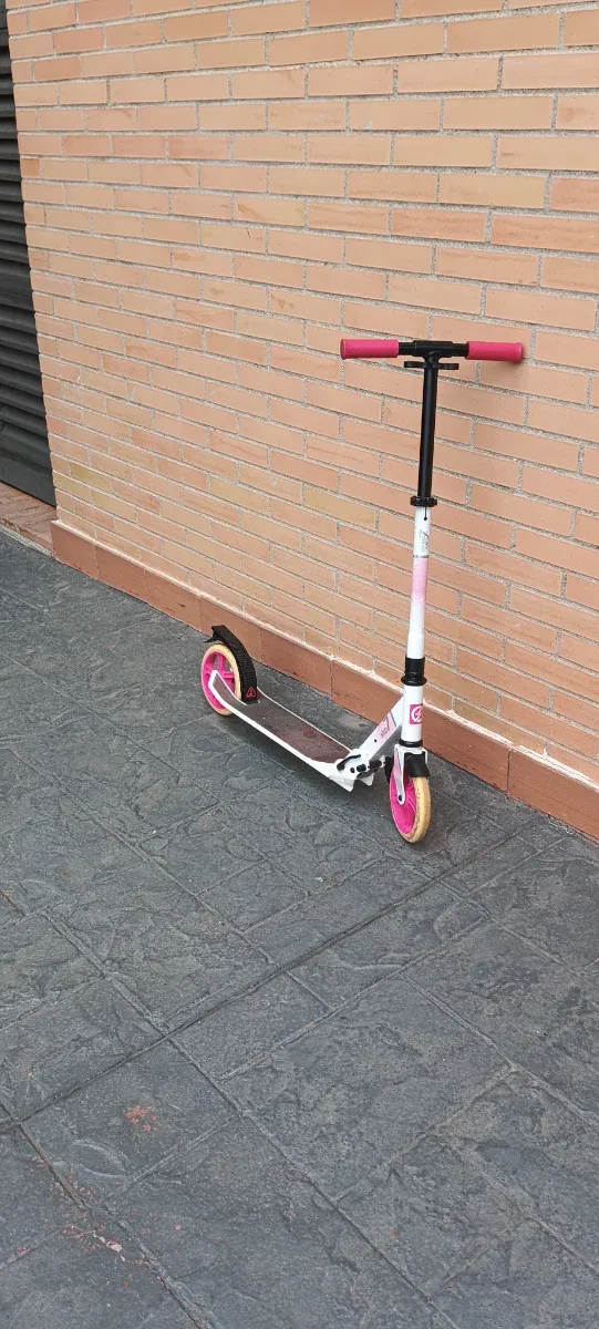 Patinete Decathlon blanco y rosa