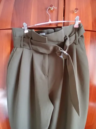 Pantalón verde militar con cinturón