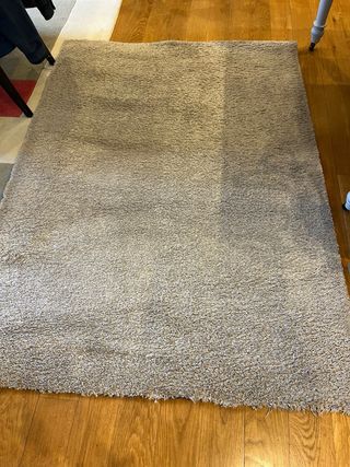 Alfombra beige y gris de tela