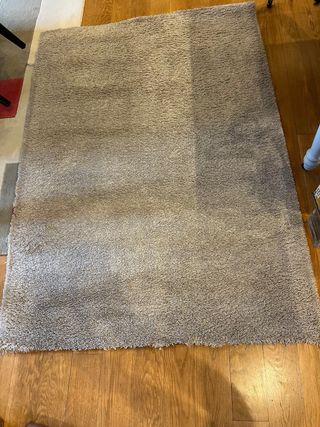 Alfombra beige y gris de tela