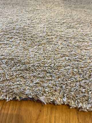 Alfombra beige y gris de tela