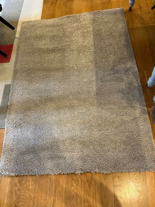 Alfombra beige y gris de tela