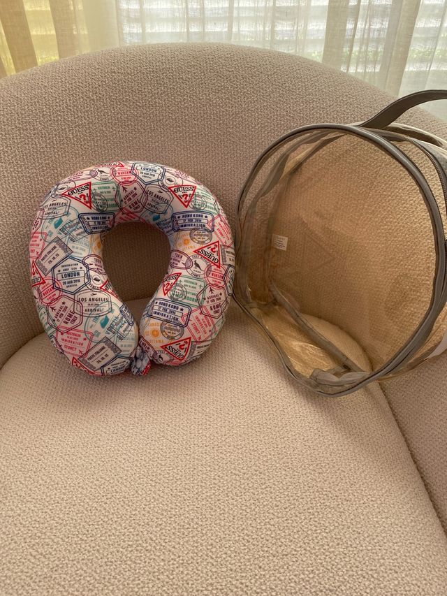 Cuscino da viaggio Guess con fodera