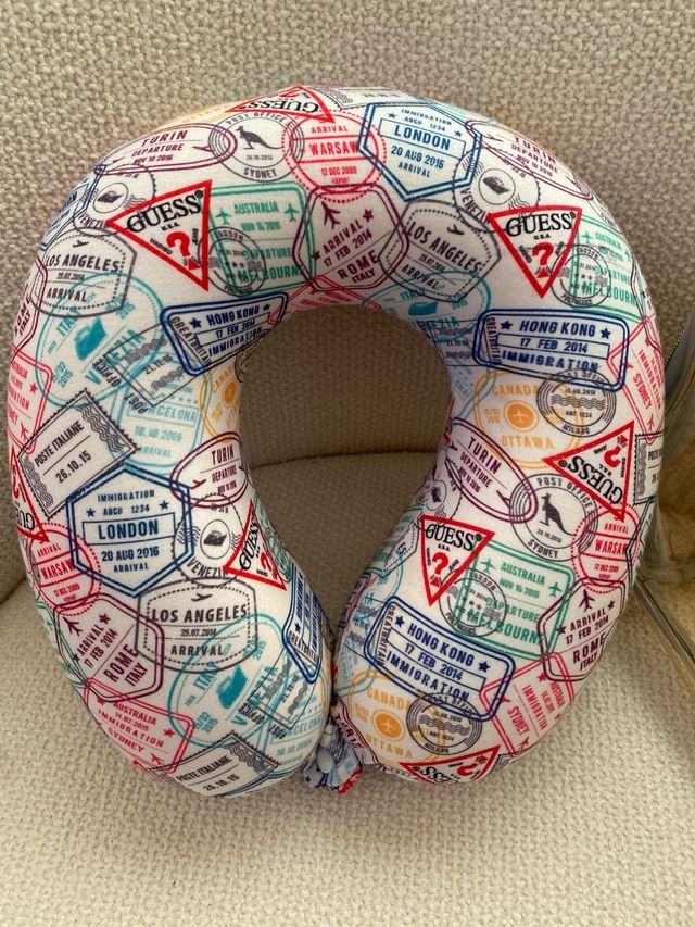 Cuscino da viaggio Guess con fodera
