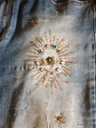 Vaqueros con pedrería dorada