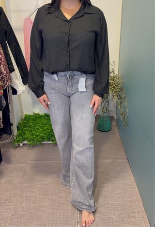 Blusa negra con brillos y jeans grises