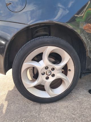 Llantas Alfa Romeo 17 con neumáticos