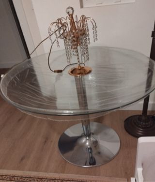 Tavolo in vetro e metallo. Tavoli ausiliari.