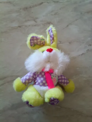 Peluche conejito amarillo y morado