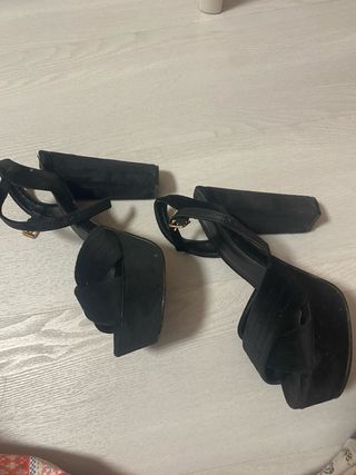 Sandalias de tacón terciopelo destalonadas negro