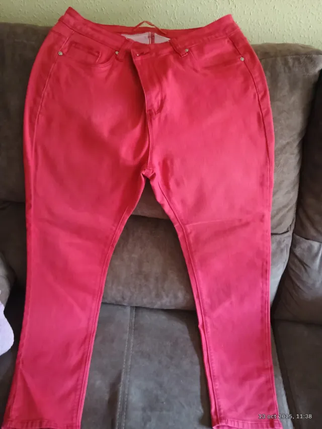 Vaqueros de licra rojo.