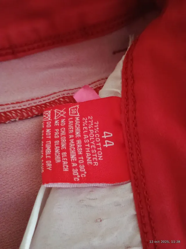 Vaqueros de licra rojo.