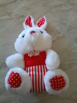 Peluche conejito rojo y blanco