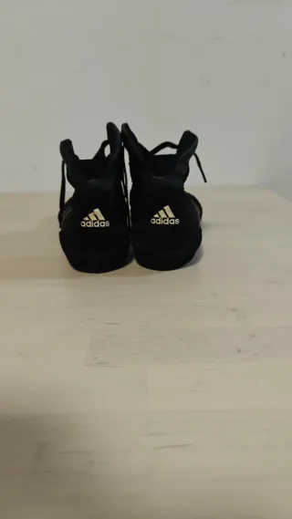 Zapatillas Adidas Lucha/Boxeo Negras y Doradas