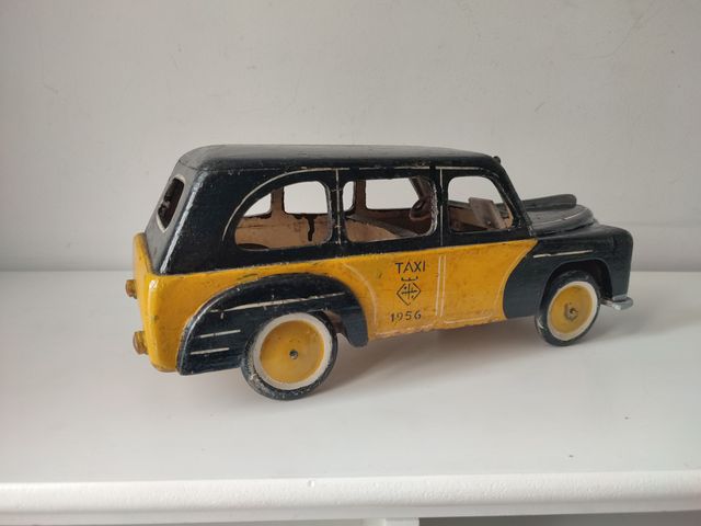 Coche de juguete antiguo de madera