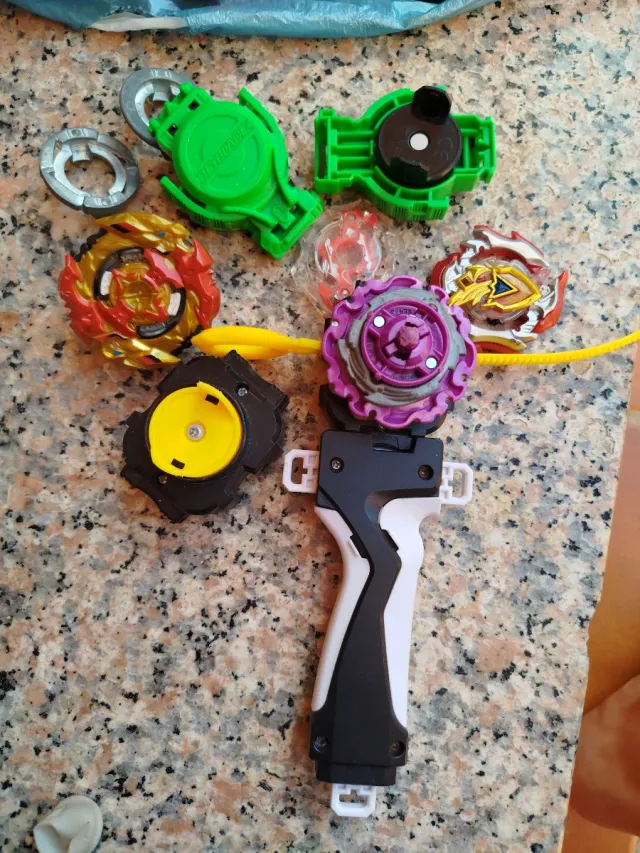Lote Peonzas Beyblade y Lanzadores