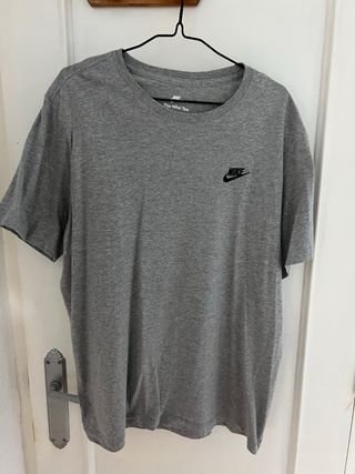 Camiseta Nike Gris Básico
