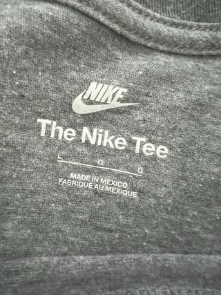 Camiseta Nike Gris Básico