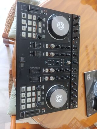 Controlador DJ Traktor Kontrol S4 MK2 con funda