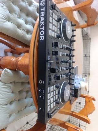 Controlador DJ Traktor Kontrol S4 MK2 con funda