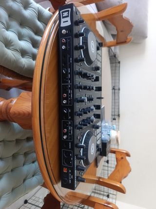 Controlador DJ Traktor Kontrol S4 MK2 con funda