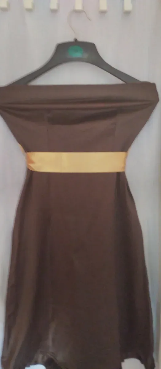 Vestido de cóctel marrón con detalle dorado 