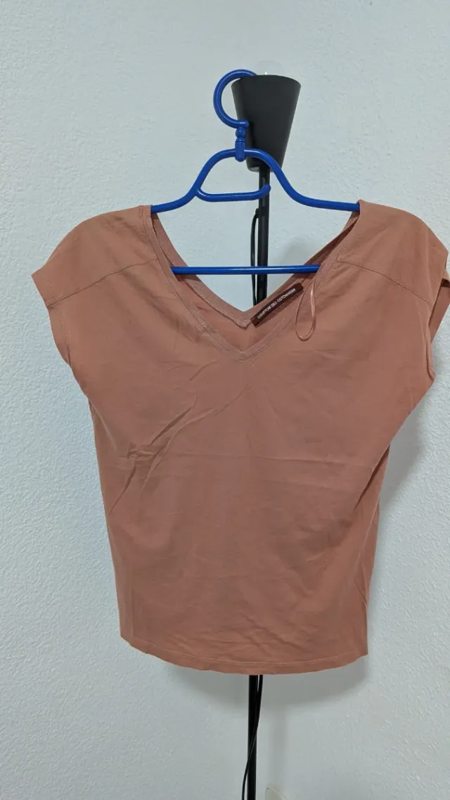 Camiseta rosa cuello en v